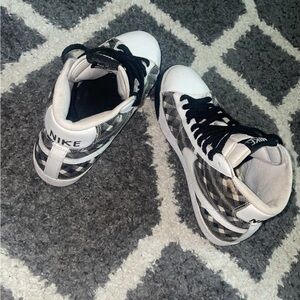 Nike shoes size 9 still in good condition some wear